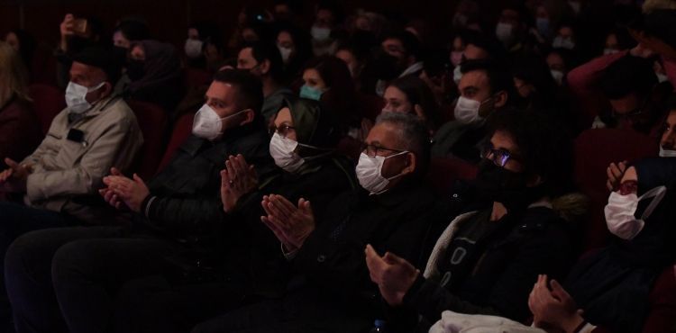 BAŞKAN BÜYÜKKILIÇ DEVLET TİYATROSUNU İZLEDİ, TİYATROYA DAVET ETTİ