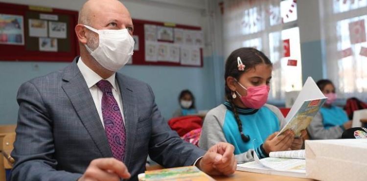‘KOCASİNAN OKUYOR’ PROJESİNDE ÖĞRENCİLERE KİTAP SETİ DAĞITILDI
