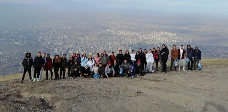 Üniversite öğrencileri Ali Dağı’nda 65 poşet çöp topladı