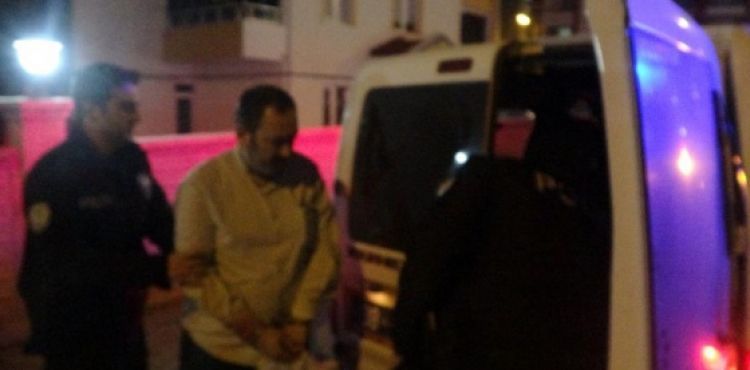 Tartıştığı öz kızının boğazını kesmiş