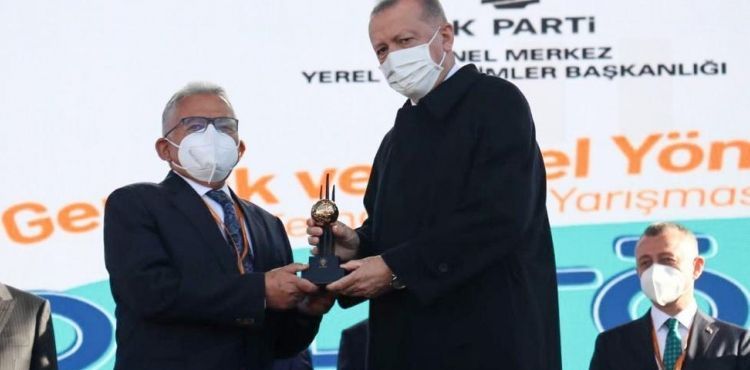 BAŞKAN BÜYÜKKILIÇ, CUMHURBAŞKANI ERDOĞAN’IN ELİNDEN BİR ÖDÜL DAHA ALDI