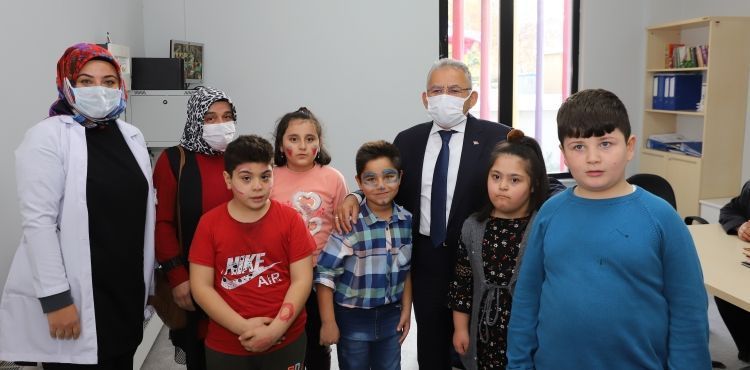 BÜYÜKŞEHİR’DEN ÖZEL ÇOCUKLARA “DOĞUM GÜNÜ” SÜRPRİZİ