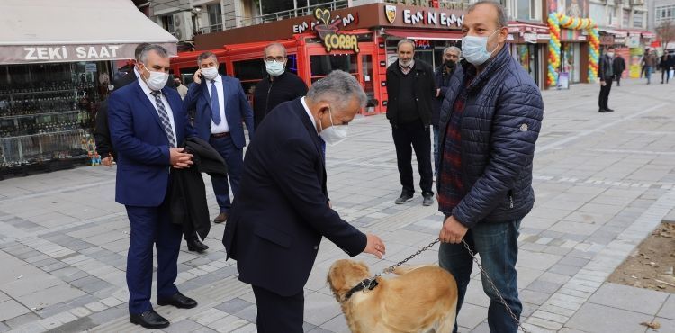 BAŞKAN BÜYÜKKILIÇ, ESNAF VE VATANDAŞLA BULUŞTU, PATİLİ DOSTLARI SEVDİ