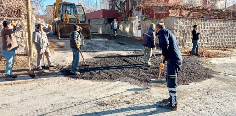 KIŞ AYLARI ÖNCESİ İLÇEMİZ GENELİNDE BELİRLENEN BÖLGELERDE YOL BAKIM, ONARIM VE YENİLEME ÇALIŞMALARI ARALIKSIZ SÜRÜYOR