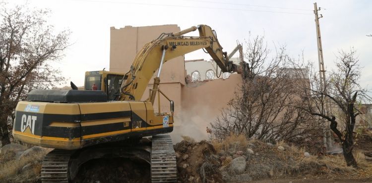 MELİKGAZİ’DE TEHLİKE ARZ EDEN VE METRUK YAPILAR YIKILIYOR “Yerine yeni hizmetler yapılıyor”
