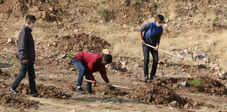 Yahyalılı gençler fidanları toprakla buluşturdu