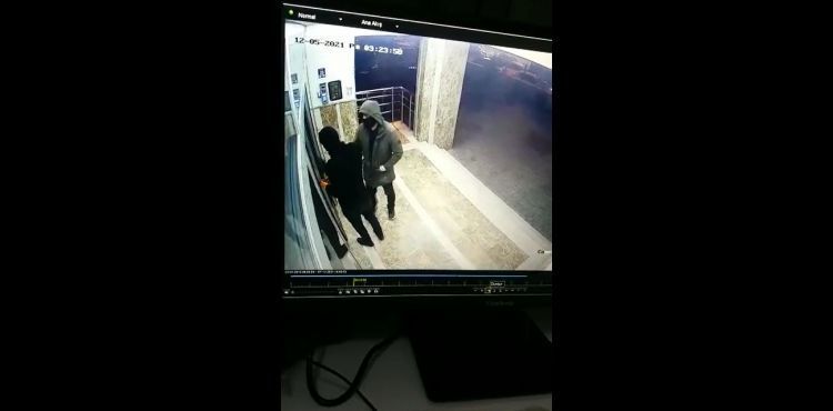 Apartman Hırsızları Kameralara Yansıdı