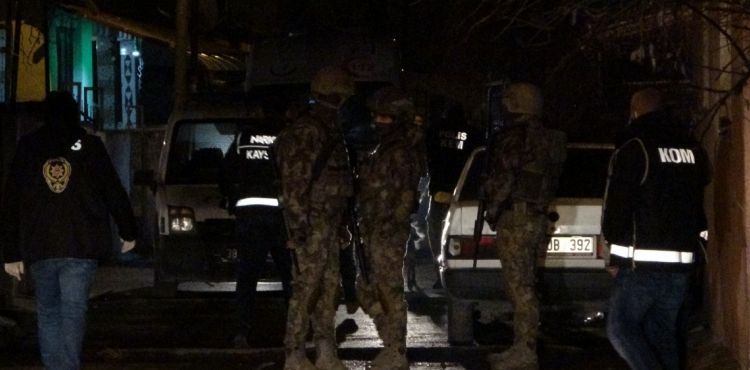 Kayseri'de 300 polisle 20 adrese şafak operasyonu: 50 gözaltı