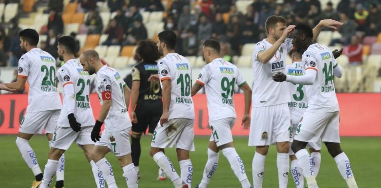 Alanyaspor deplasmanda 6-2'lik skorla kazanmayı başardı