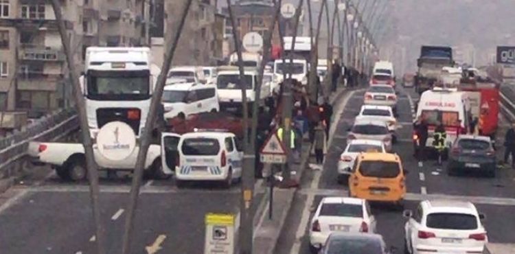 Kayseri’de iki otomobil çarpıştı. Kazada 3 kişi yaralandı.