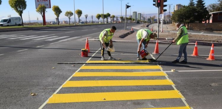 MELİKGAZİ’DE GÜVENLİ VE SERİ ULAŞIM İÇİN YOL ÇİZGİLERİ YAPILIYOR
