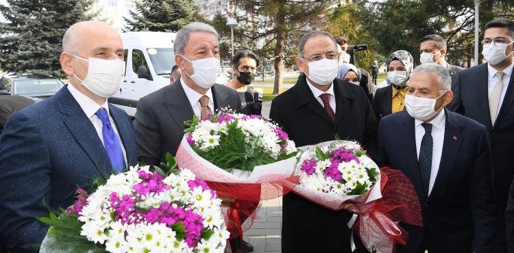 ULAŞTIRMA BAKANI KARAİSMAİLOĞLU, HIZLI TREN MÜJDESİNİ BÜYÜKŞEHİR’DE VERDİ