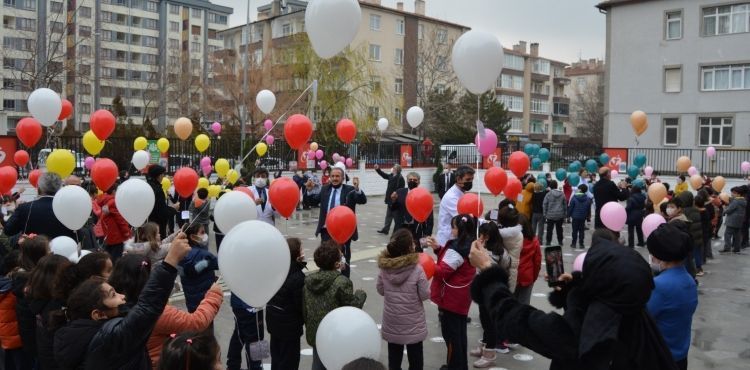 İlkokul öğrencileri, Atatürk’e yazdıkları mektupları gökyüzüne bıraktı