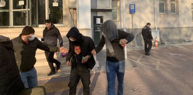 Adliyeye sevk edilen pişkin hırsız şarkı söyleyerek oynadı