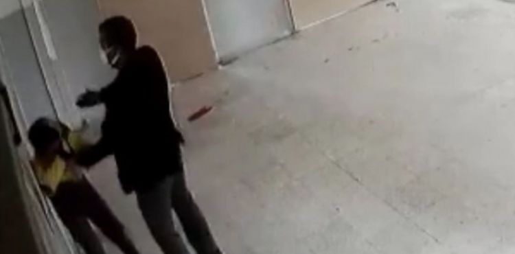 Öğretmenin öğrencisini tekme tokat dövdüğü anlar kamerada