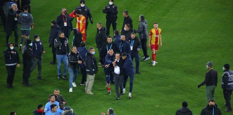 Yeni Malatyaspor-Kayserispor ma sonras hakem sahadan kamad