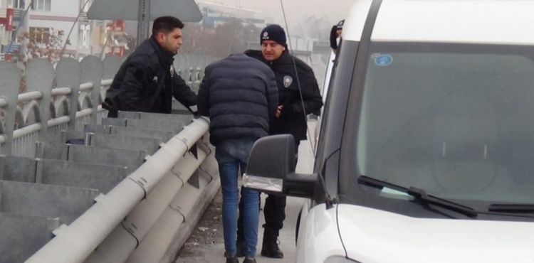 Üst geçide çıkan şahsı polis ekipleri ikna etti