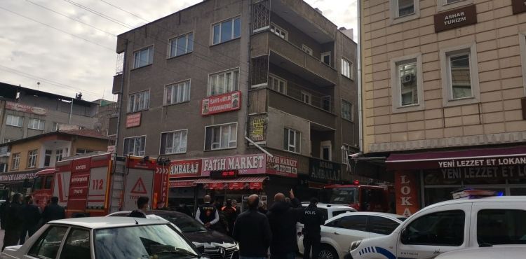 Binanın çatısında çıkan yangın söndürüldü