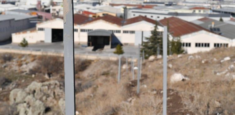 Kayseri OSB’nin Kuyucak mevkiindeki ağaçlandırma bölgesinin etrafı tel örgü ile çevriliyor