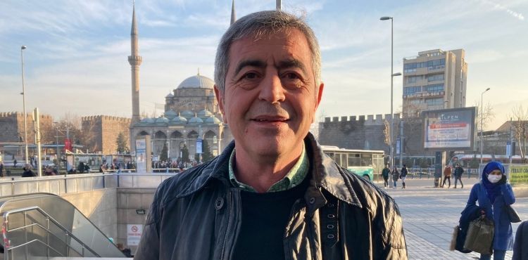 Engellilerle bir gün geçiren Yücel; onların sorunlarını gündeme taşıdı