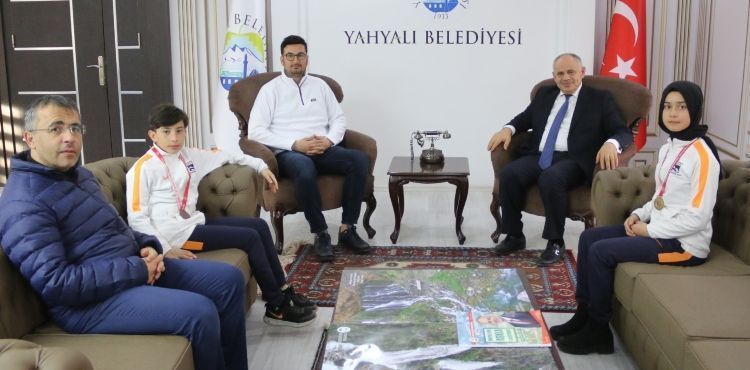 Başkan Öztürk başarılı kayakçıları tebrik etti