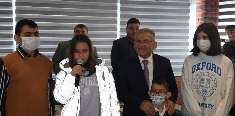 BAŞKAN BÜYÜKKILIÇ, KENDİSİNİ GÖRMEK İSTEYEN MİNİK ECRİN İLE BİR ARAYA GELDİ