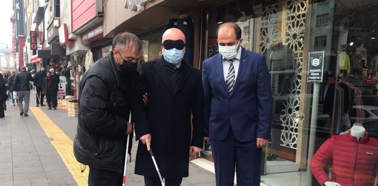 Başkan Çolakbayrakdar, gözlerine bandaj takarak sarı şeritte yürüdü