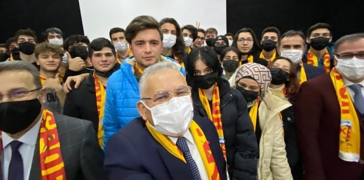 BAŞKAN BÜYÜKKILIÇ, KARİYER GÜNLERİ’NDE 300 ÖĞRENCİYLE BİR ARAYA GELDİ