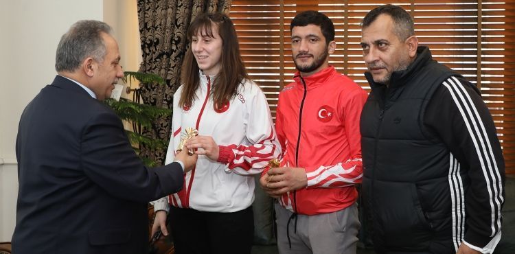BAŞKAN YALÇIN DÜNYA 2.’Sİ SPORCULARI MAKAMINDA AĞIRLADI
