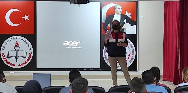 Jandarma kadınlara KADES'i anlattı
