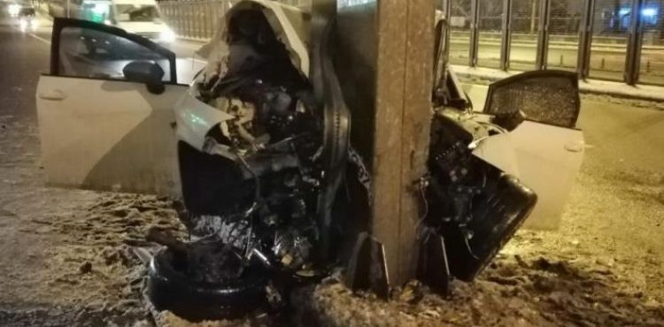 Otomobil yön levhasının direğine çarptı: 4 yaralı
