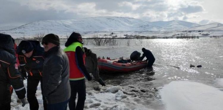 Baraj gölüne açılan avcılar, mahsur kaldı