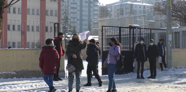 Öğrencilerde Karne Heyecanı