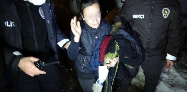 Evi yakmaya çalıştı, bıçakla eşini rehin aldı