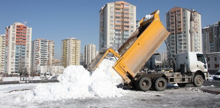 Talas'ta çocukların kızak keyfi için kamyonlarla kar taşındı