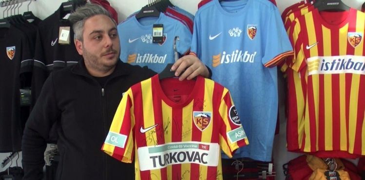 Gol atan futbolcunun forması Store'da
