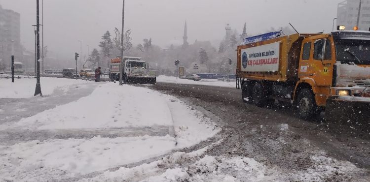 KAYSERİ BÜYÜKŞEHİR’İN KAR VE TİPİ İLE MÜCADELESİ SÜRÜYOR