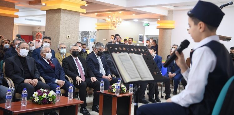 BÜYÜKKILIÇ’TAN KURAN-I KERİM’İ HIFZEDEN 58 ÖĞRENCİYE TEBRİK VE HEDİYE