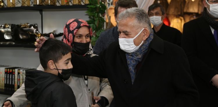 BAŞKAN BÜYÜKKILIÇ, ESNAF ZİYARETİNDE 35 YIL ÖNCE İYİLEŞTİRDİĞİ HASTASIYLA KARŞILAŞTI