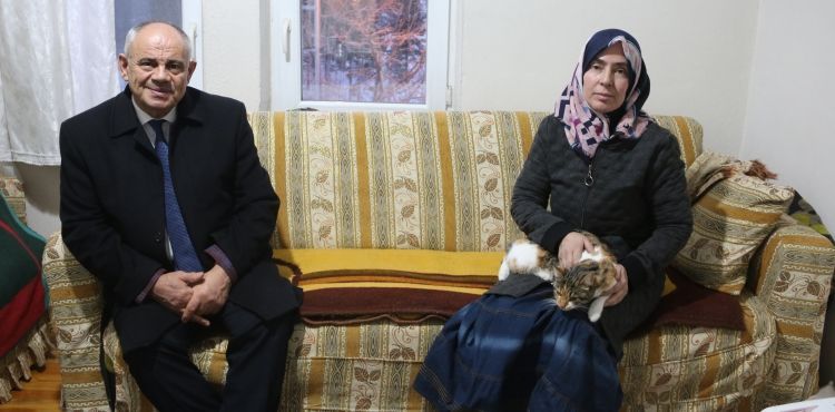 KISITLI İMKÂNLARI İLE “SOKAK KEDİLERİNİ” AÇ BIRAKMIYOR