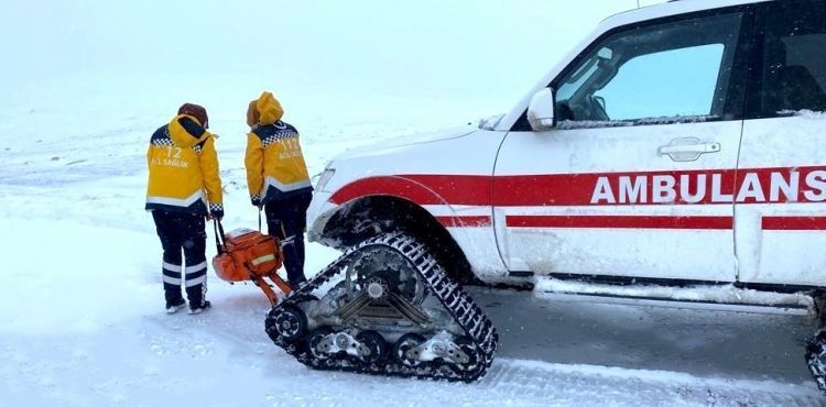 112 ekipleri paletli ambulanslarla kar-kış dinlemedi hastaların imdadına yetişti