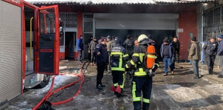 Kompresörden çıkan yangın iş yerinde hasara neden oldu