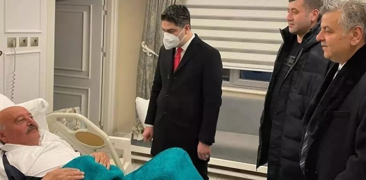 Tedavi gören Başkana geçmiş olsun ziyareti