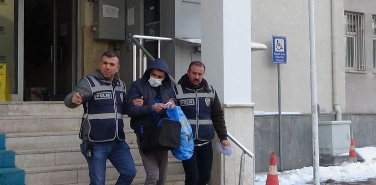 Banyoda yakalanan hırsızlık zanlısını, cezaevine eşi uğurladı