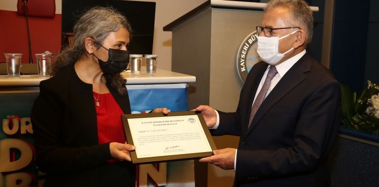 BAŞKAN BÜYÜKKILIÇ’TAN, YALOVA’DAN GELEN ORGANİK TARIM EĞİTMENİNE TEŞEKKÜR PLAKETİ