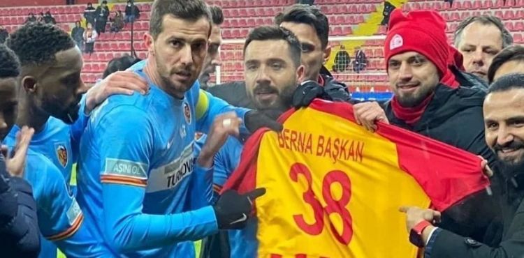 Kayserispor galibiyeti başkana hediye etti
