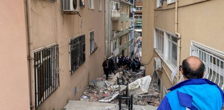 Üsküdar'da bir binada patlama