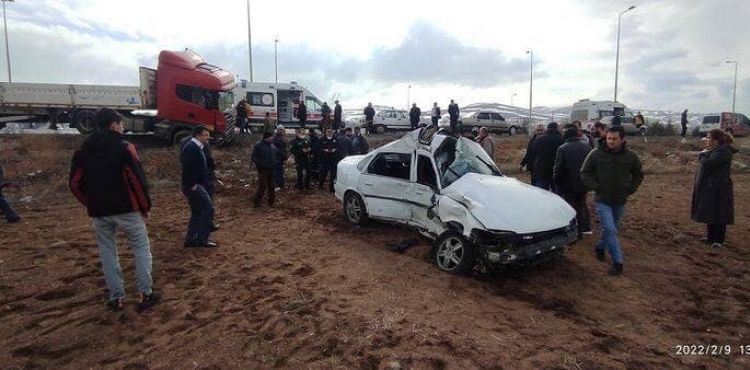TIR otomobile çarptı: anne ve kızı yaralandı