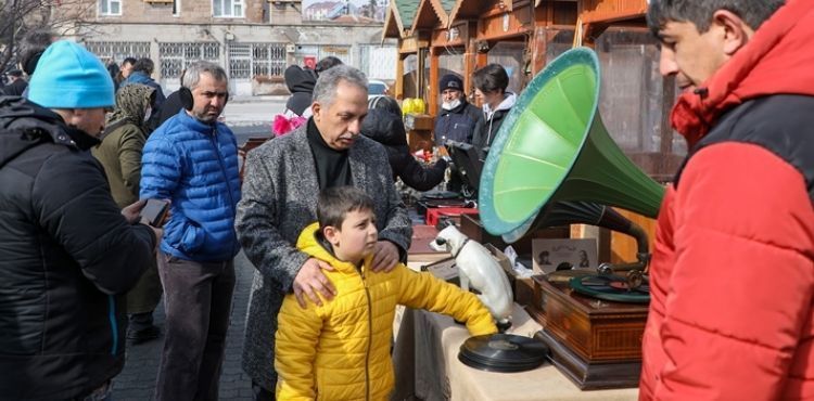 GEÇMİŞLE BUGÜNÜ AYNI ANDA YAŞATAN PAZAR