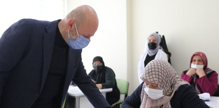 OKUMA YAZMA ÖĞRENEN BÜYÜKLER, MUTLULUĞUNU BAŞKAN ÇOLAKBAYRAKDAR İLE PAYLAŞTI